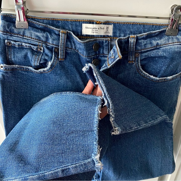 Abercrombie & Fitch | Mom Jean | Size 28 Regular - Picture 3 of 4